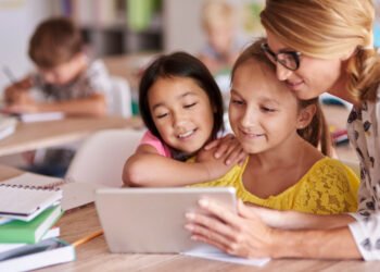 Phone-Free Schools: The Policy That’s Dividing Educators & Parents